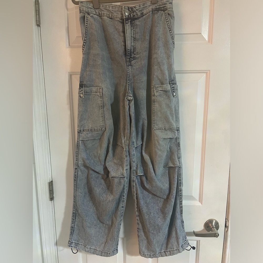 **Brand New** H&M Light Denim Wash Women’s Cargo Parachute style jeans